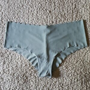 NWOT VS Low Rise Scalloped Trim Solid Seamless Cheeky Panty